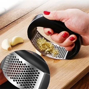 Garlic Press, Paslanmaz Çelik Sarımsak Ezici, Ergonomik Saplı Mutfak Aleti, Siyah